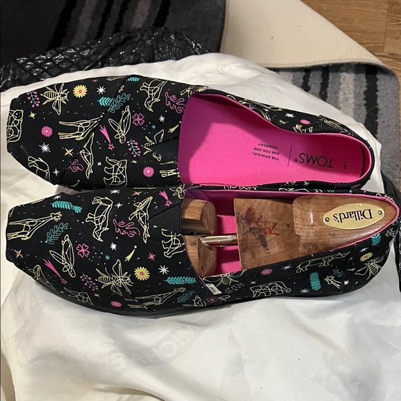 Toms Black Flats with Vibrant Animal Design - Picture 8 of 8